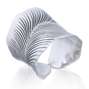 An adorable curly silver leaf ring
