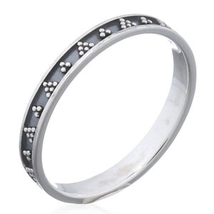 A pyramid dots surrounded in the 925 sterling silver bordered ring