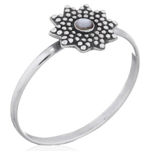 A dotted sun flower mother of pearl ring in 925 silver