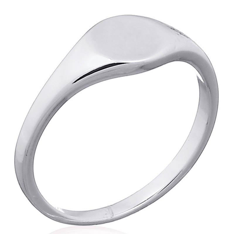 An a little oval plain 925 sterling silver ring