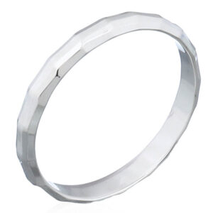 A sparkling faceted surface 925 silver ring