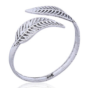 An antiqued 925 silver toe ring softly curved leaves