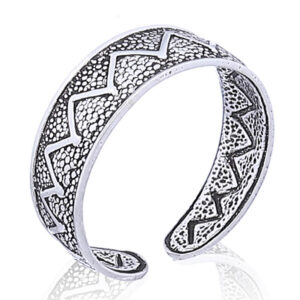 An antiqued zig zag toe ring in sterling silver