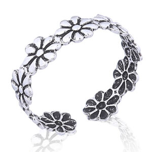 A sterling silver daisy flower toe ring
