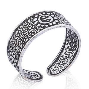 A grained texture antiqued silver toe ring