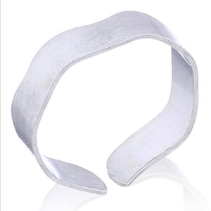 A wavy toe ring in polished sterling silver