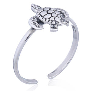 A baby turtle silver toe ring