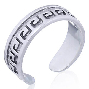A sterling silver toe ring with geometric line pattern