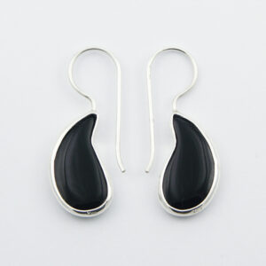 A pair of paisley silhouettes black agate 925 silver earrings