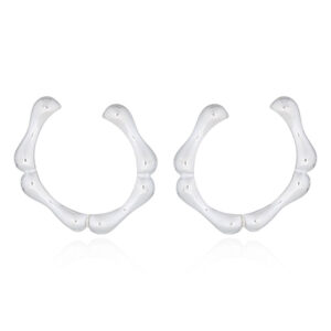 A pair of ribs silver connection ear cuff earrings