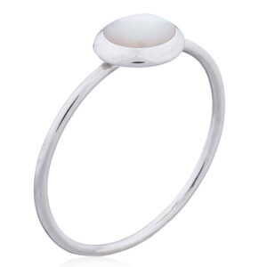 A delicate mother of pearl 925 silver ring