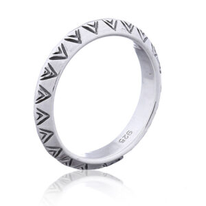 A 925 sterling silver ring raised middle triangular decor
