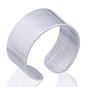 An adjustable 10 mm sterling silver band ring