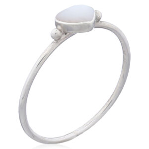 A mother of pearl heart 925 silver ring