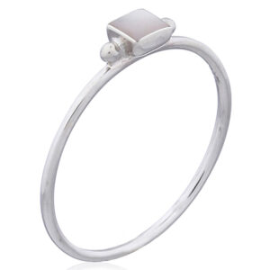 A delicate squared mother of pearl ring in 925 silver