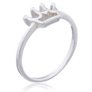 A cast polished sterling silver claddagh ring