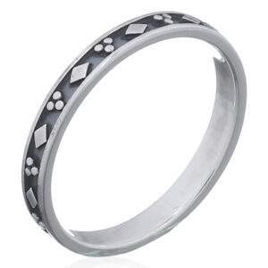 A 925 silver ring with diamonds and floral dots