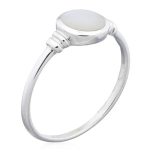 A mother of pearl in oval 925 silver ring