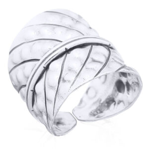 A ornate 925 silver leaf ring
