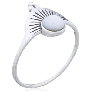 A queen crown with mother of pearl 925 silver ring