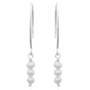 A pair of simply elegant freshwater pearl dangle 925 silver earrings