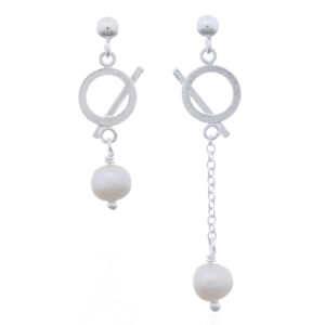 A pair of mismatched open circle and bar ear studs with fresh water pearl stud earrings