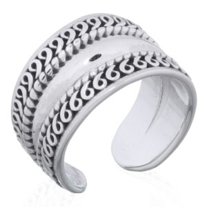 A highly polished 925 silver toe ring looping border design