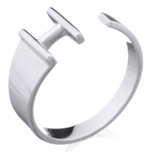 A sterling silver initial letter "h" ring