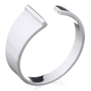 A sterling silver initial letter "i" ring