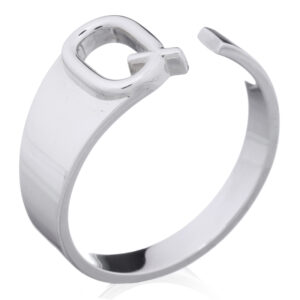 A sterling silver initial letter "q" ring