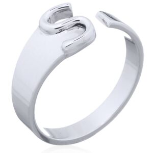 A sterling silver initial letter "s" ring