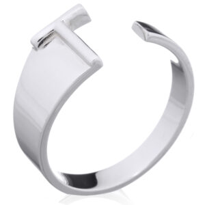 A sterling silver initial letter "t" ring