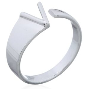 A sterling silver initial letter "v" ring