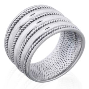A highly polished 925 silver ring rope border design
