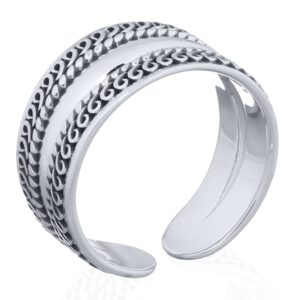 A highly polished 925 silver ring looping border design
