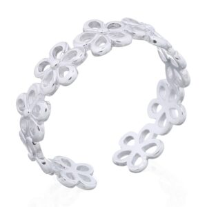 A sterling silver adjustable linked flowers ring