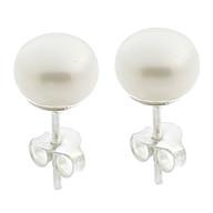 A pair of elegant freshwater white pearl 8 mm 925 silver stud earrings