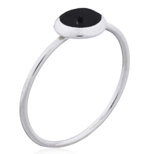 A classy round black synthetic stone 925 silver ring