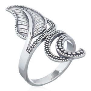 A single leaf boho style sterling silver ring