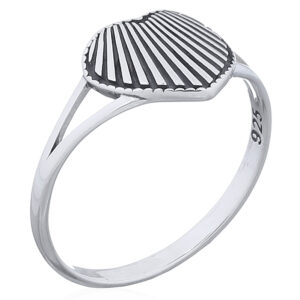 A vertical heart engraved 925 sterling silver ring