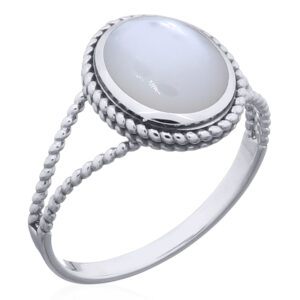 A stunning oval mother of pearl 925 silver ring