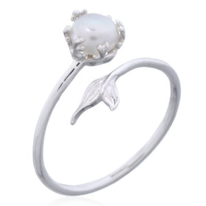 A stunning silver pearl ring with wavy fish tail