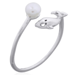 A elegant beach-inspired dolphin ring with pearl accent